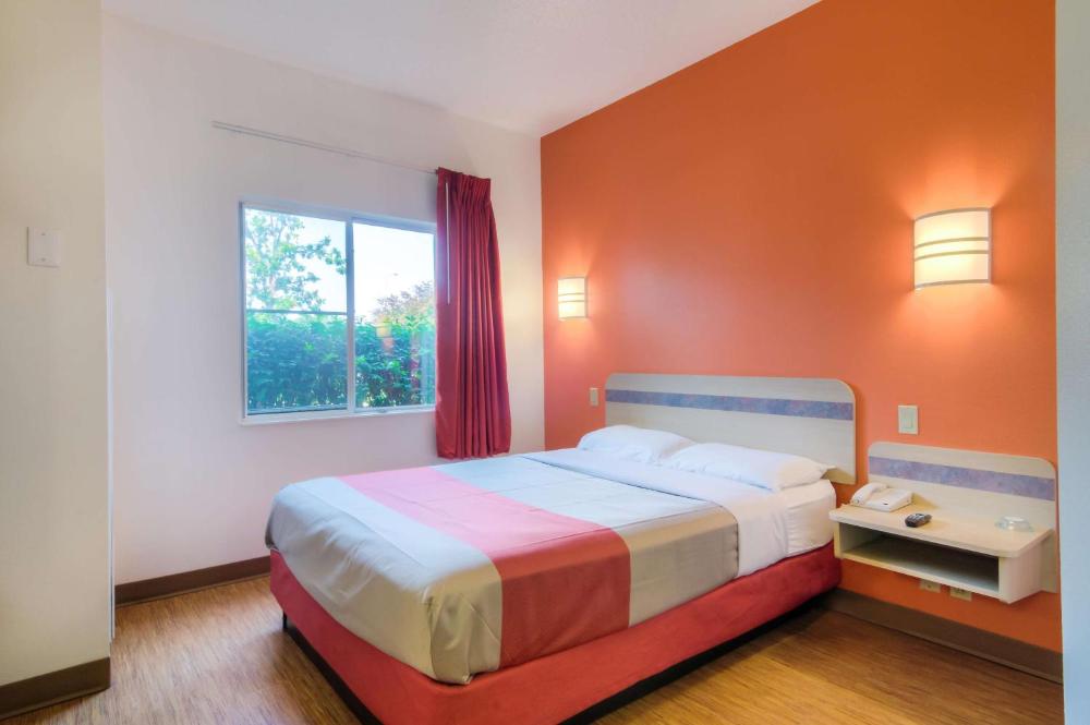 Deluxe Queen Room interior